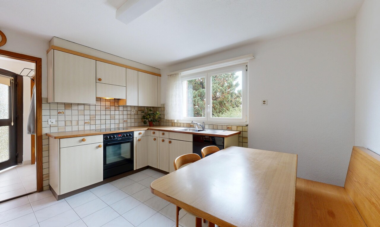 cuisine avec four, lumière naturelle, natural light, inside property, et dosseret