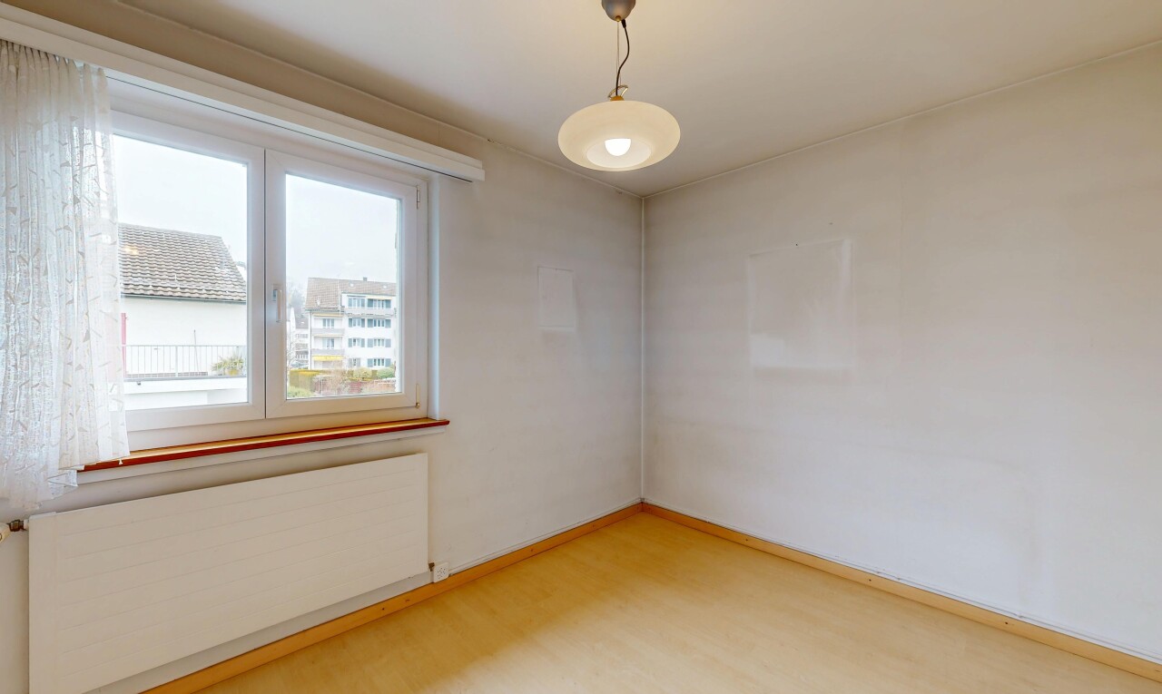 pièce vide avec radiateur, lumière naturelle, natural light, inside property, et cloison sèche