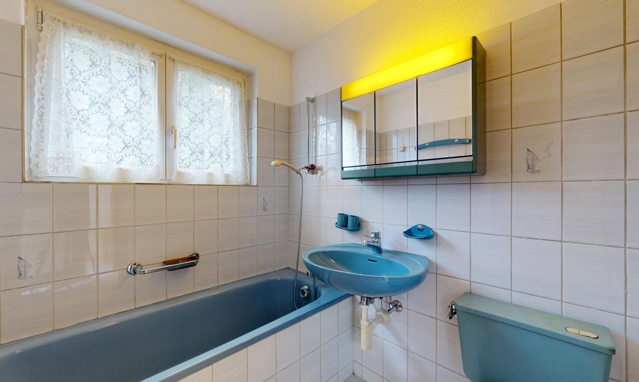 salle de bains avec toilette, miroir, inside property, salle de bain complète, et lumière naturelle