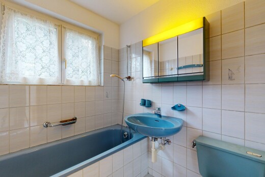 salle de bains avec toilette, miroir, inside property, salle de bain complète, et lumière naturelle