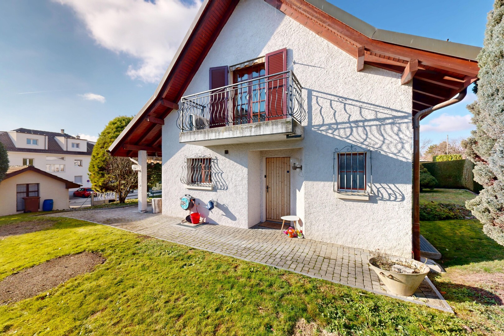 façade avec balcon, property visible, bardage en stuc, day time, et pelouse