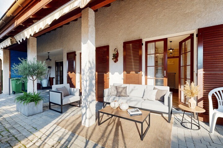 terrasse avec radiateur, porche, et property visible