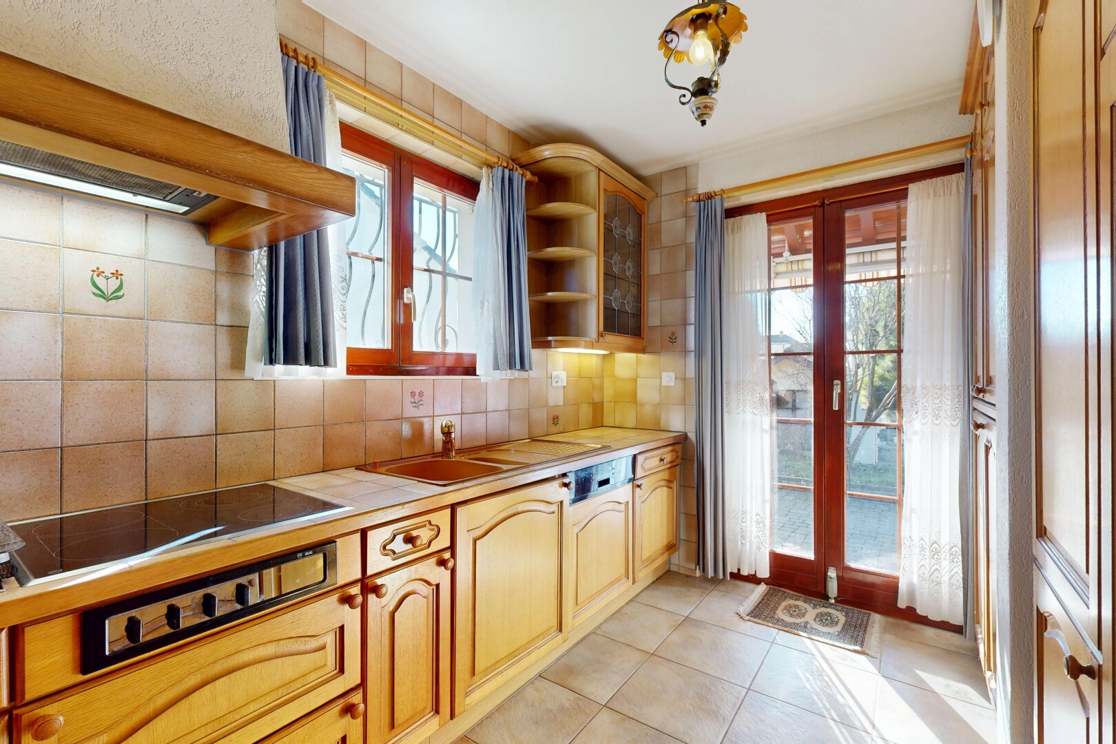 cuisine avec armoires en arc, dosseret, backsplash, armoires élevées, et portes-fenêtres