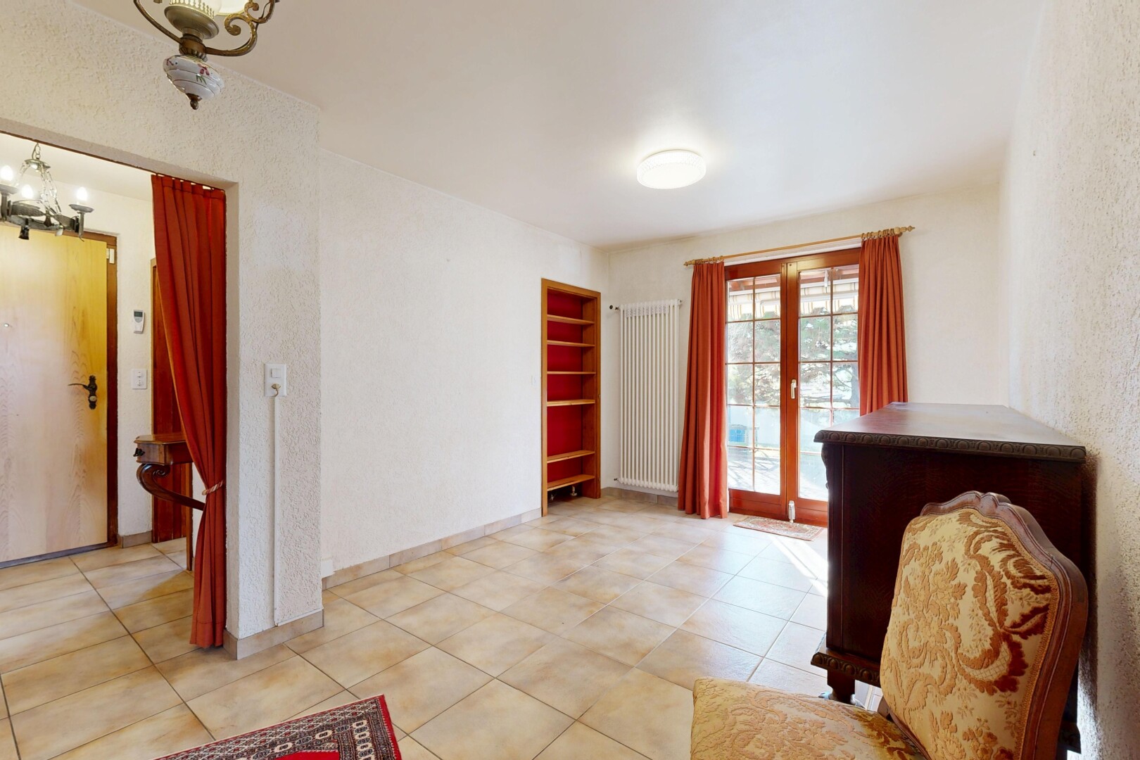 espace intérieur avec lumière naturelle, natural light, portes-fenêtres, inside property, et lustre remarquable