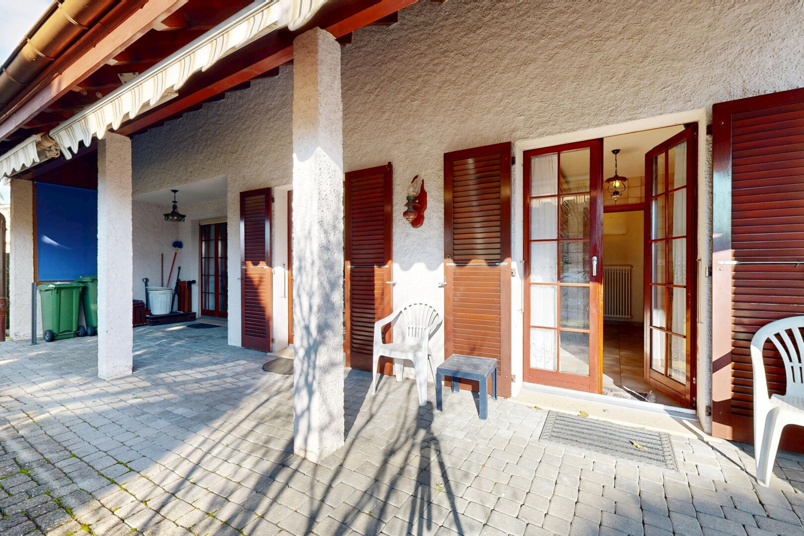 terrasse avec radiateur, porche, et property visible
