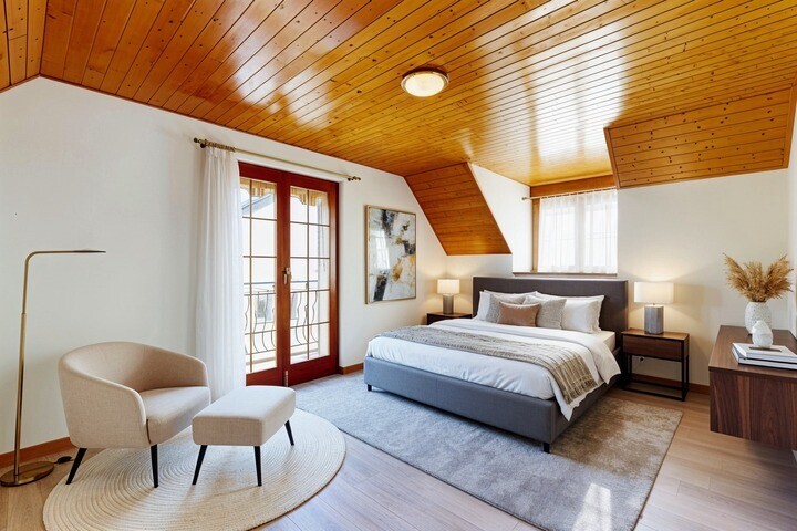 salon avec plafond voûté, vaulted ceiling, lumière naturelle, natural light, et portes-fenêtres