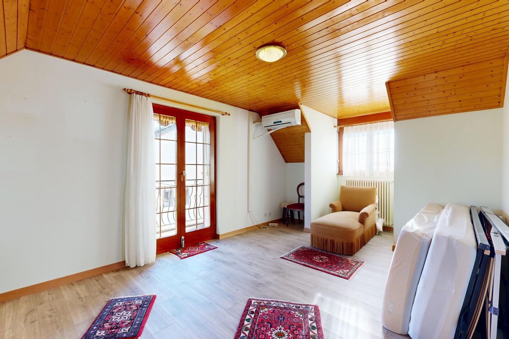 salon avec plafond voûté, vaulted ceiling, lumière naturelle, natural light, et portes-fenêtres