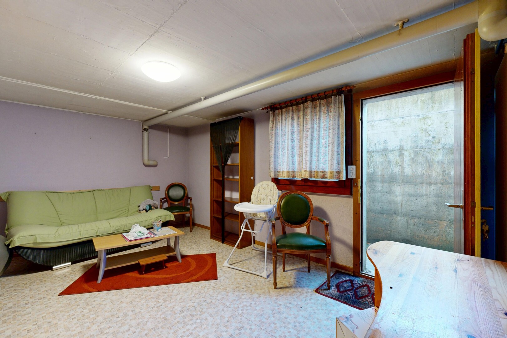 salon avec sol en vinyle, vinyl floor, cloison sèche, drywall, et inside property