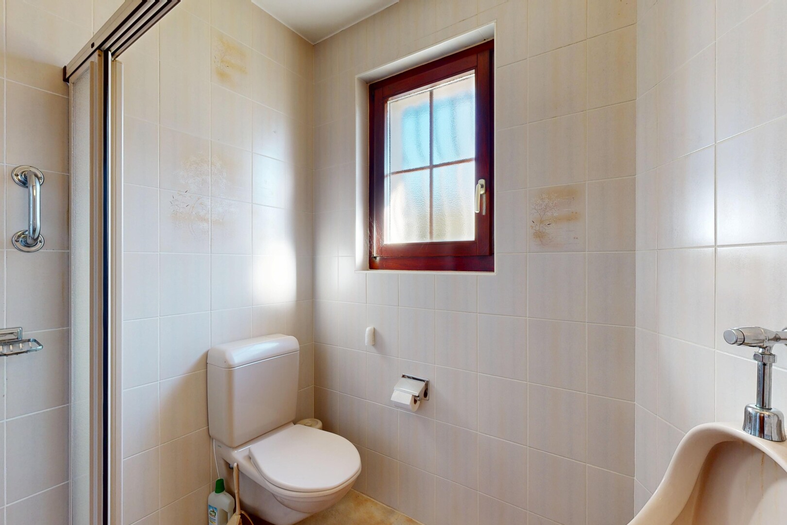 salle de bains avec salle de bain complète, douche, toilette, mur en carrelage, et tile wall