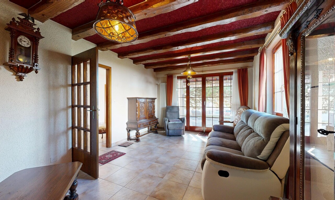 salon avec plafond à poutres, beamed ceiling, lumière naturelle, natural light, et portes-fenêtres