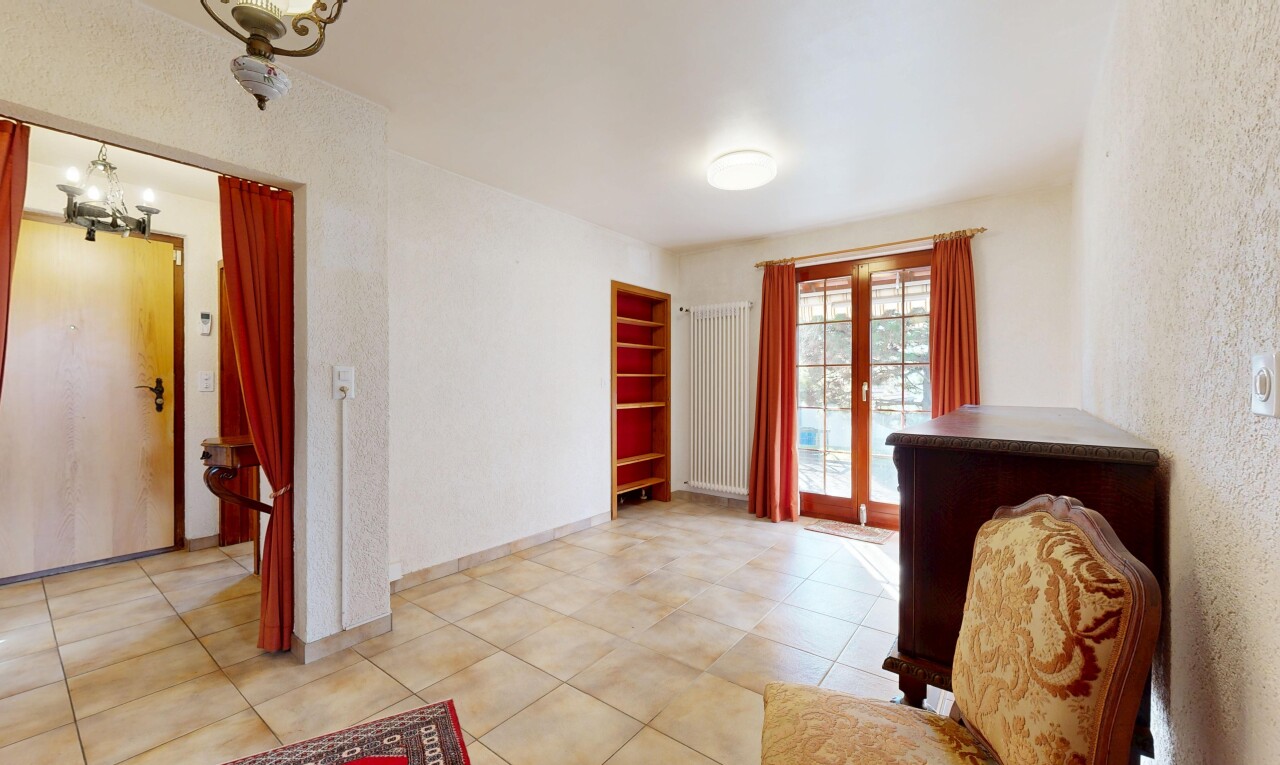 espace intérieur avec lumière naturelle, natural light, portes-fenêtres, inside property, et lustre remarquable