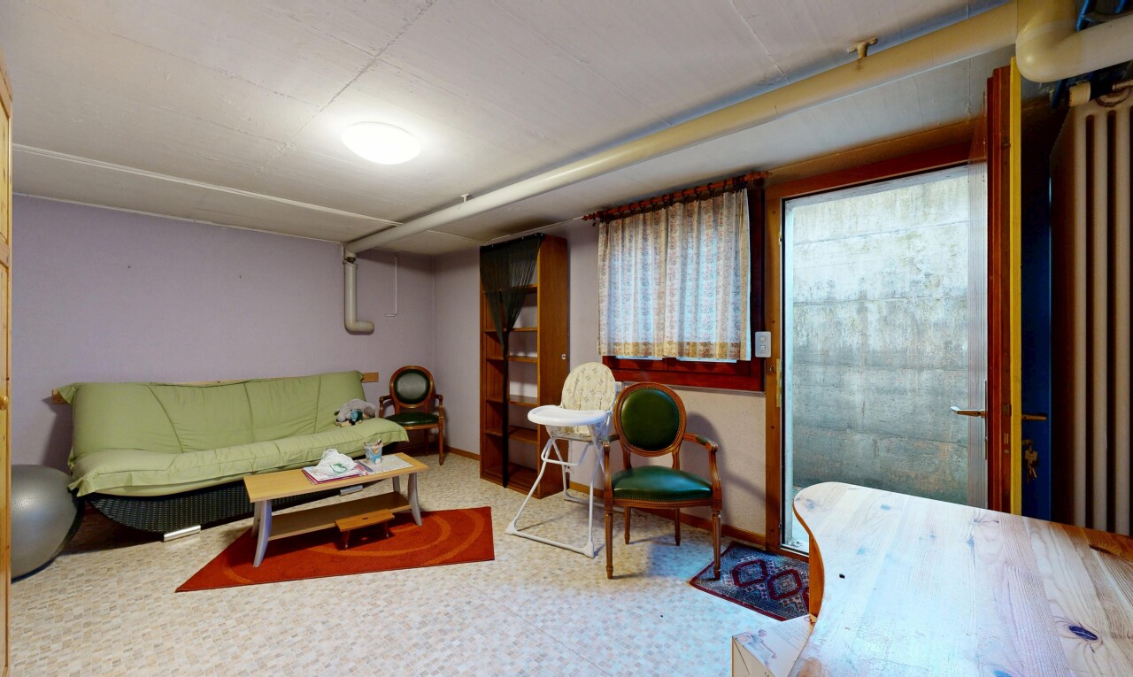 salon avec sol en vinyle, vinyl floor, cloison sèche, drywall, et inside property
