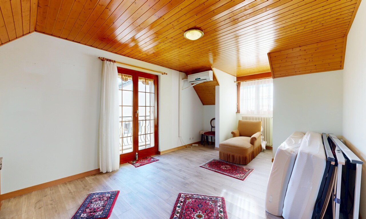 salon avec plafond voûté, vaulted ceiling, lumière naturelle, natural light, et portes-fenêtres