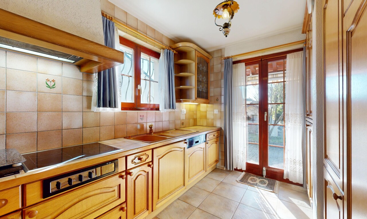 cuisine avec armoires en arc, dosseret, backsplash, armoires élevées, et portes-fenêtres