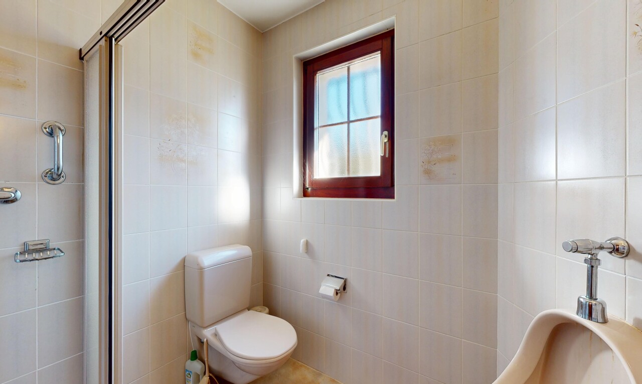 salle de bains avec salle de bain complète, douche, toilette, mur en carrelage, et tile wall