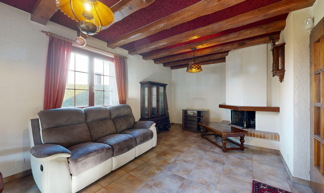 salon avec plafond à poutres, beamed ceiling, inside property, lumière naturelle, et natural light