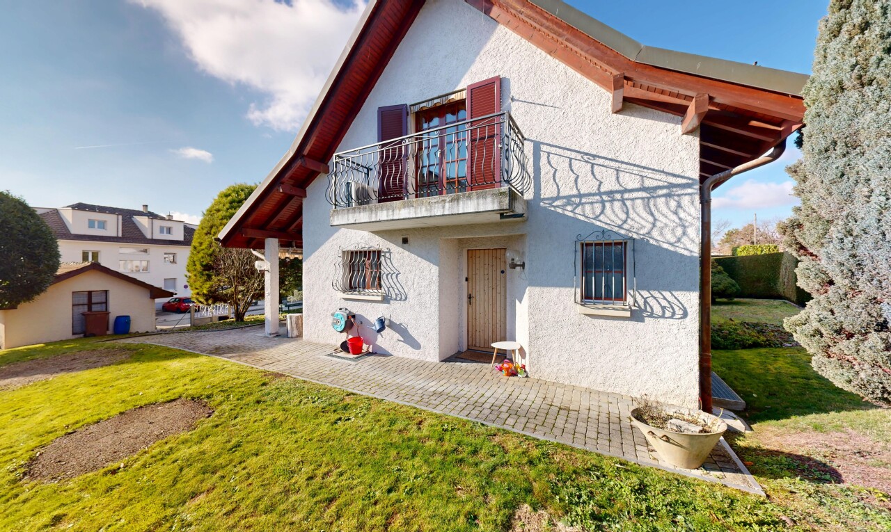 façade avec balcon, property visible, bardage en stuc, day time, et pelouse