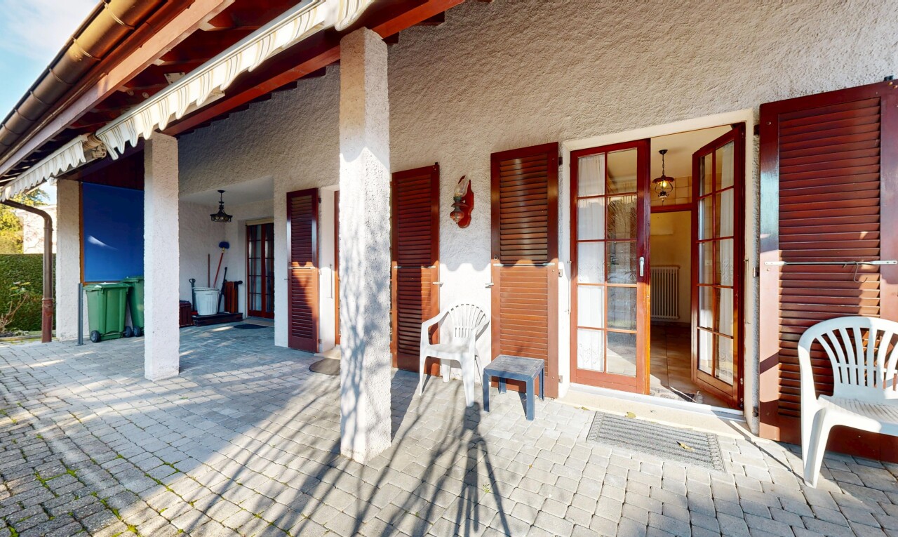 terrasse avec radiateur, porche, et property visible