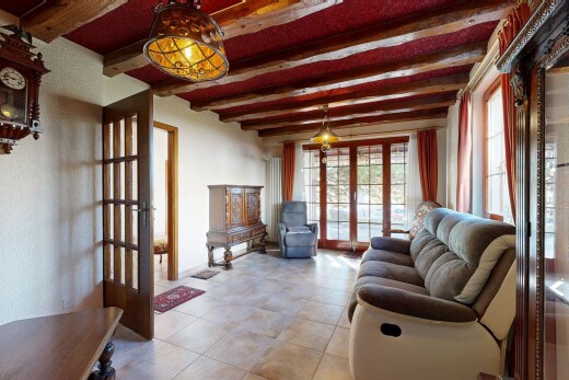salon avec plafond à poutres, beamed ceiling, lumière naturelle, natural light, et portes-fenêtres