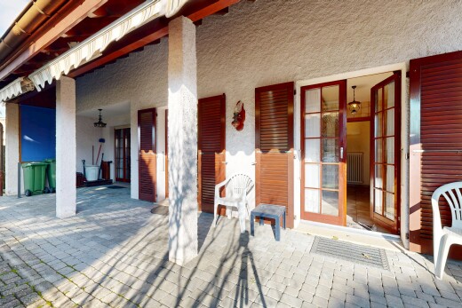 terrasse avec radiateur, porche, et property visible