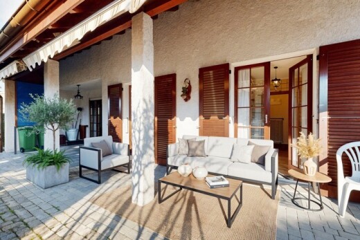 terrasse avec radiateur, porche, et property visible
