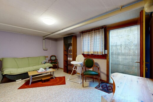 salon avec sol en vinyle, vinyl floor, cloison sèche, drywall, et inside property