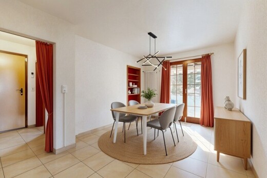 espace intérieur avec lumière naturelle, natural light, portes-fenêtres, inside property, et lustre remarquable