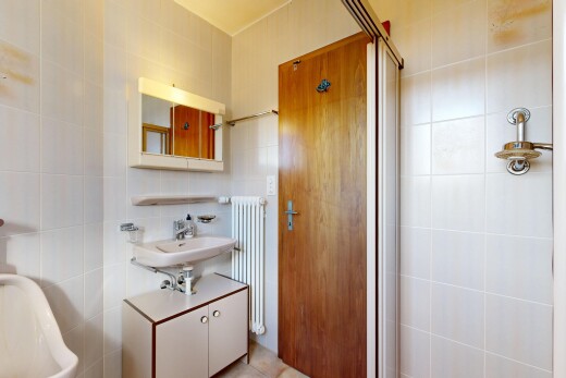 salle de bains avec miroir, mur en carrelage, tile wall, radiateur, et salle de bain complète