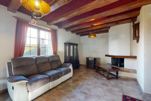 salon avec plafond à poutres, beamed ceiling, inside property, lumière naturelle, et natural light