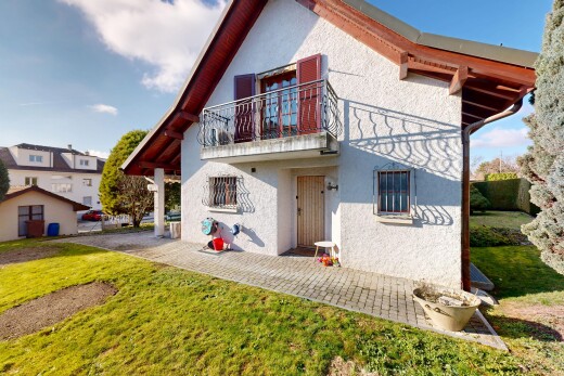façade avec balcon, property visible, bardage en stuc, day time, et pelouse