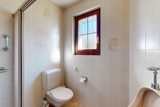 salle de bains avec salle de bain complète, douche, toilette, mur en carrelage, et tile wall