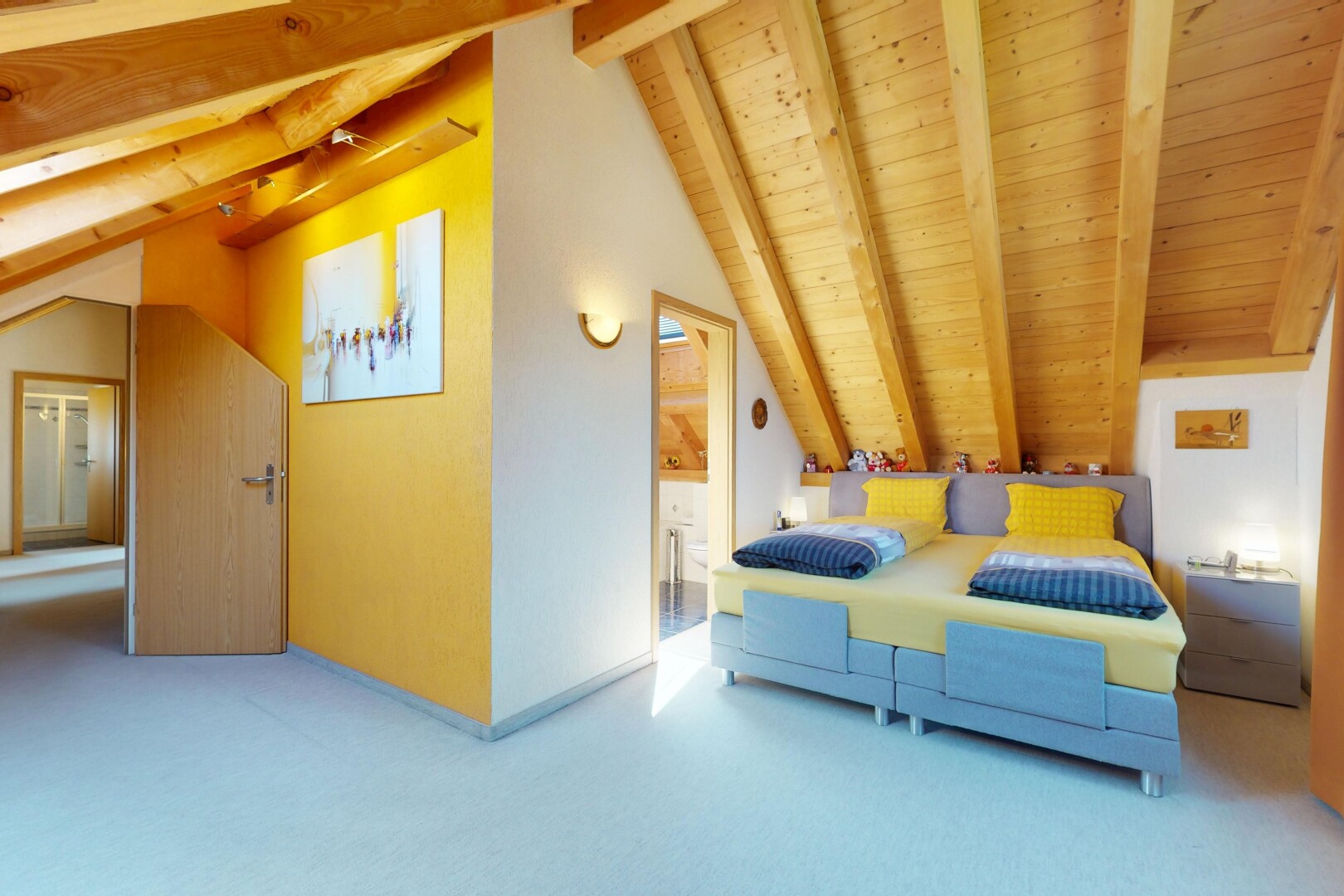 salon avec plafond en bois, wood ceiling, plafond voûté, vaulted ceiling, et plafond à poutres