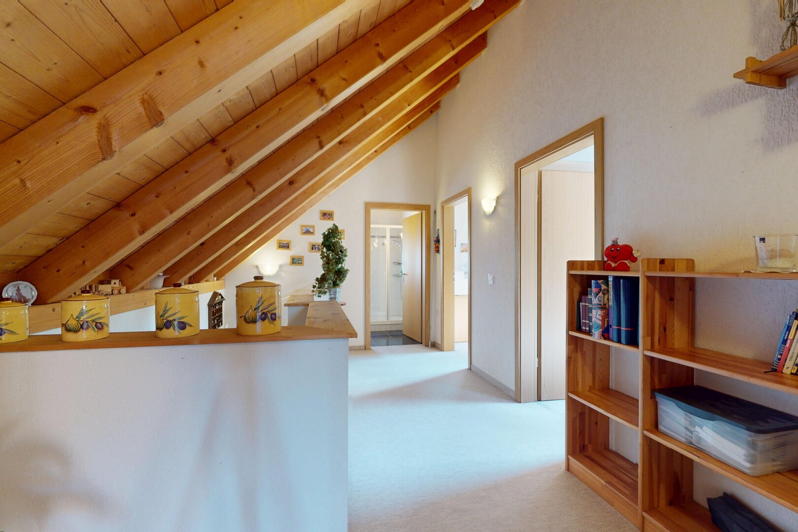 couloir avec plafond voûté, vaulted ceiling, inside property, moquette, et carpet