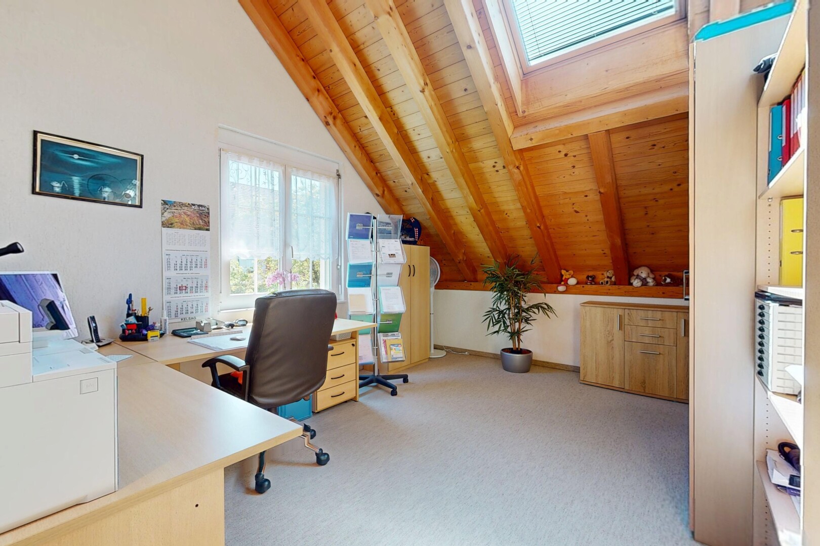 bureau avec pièce supplémentaire, plafond en bois, wood ceiling, plafond voûté, et vaulted ceiling