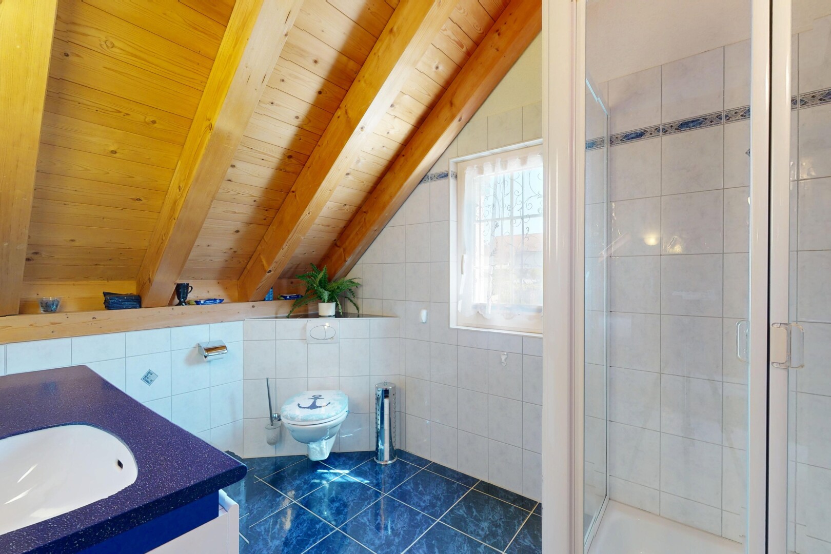 salle de bains avec mur en carrelage, tile wall, douche, salle de bain complète, et lavabo (ou coiffeuse selon le contexte)