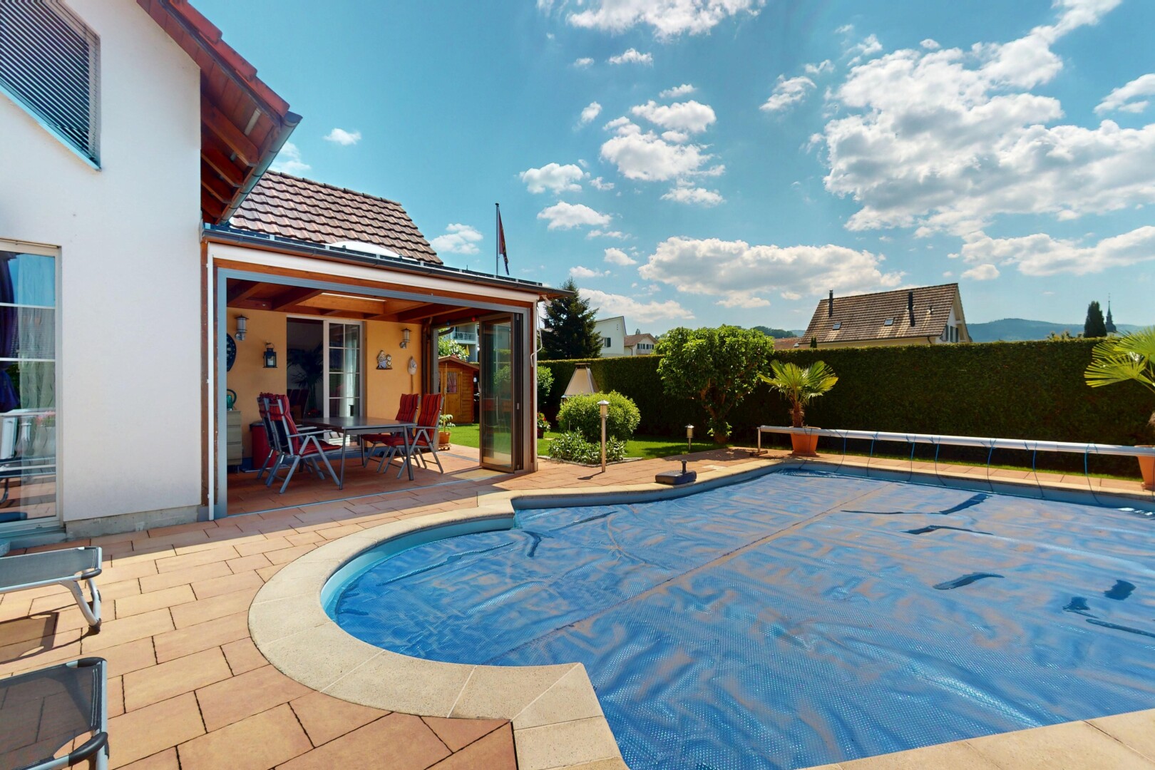 piscine avec terrasse, clôture, day time, et piscine
