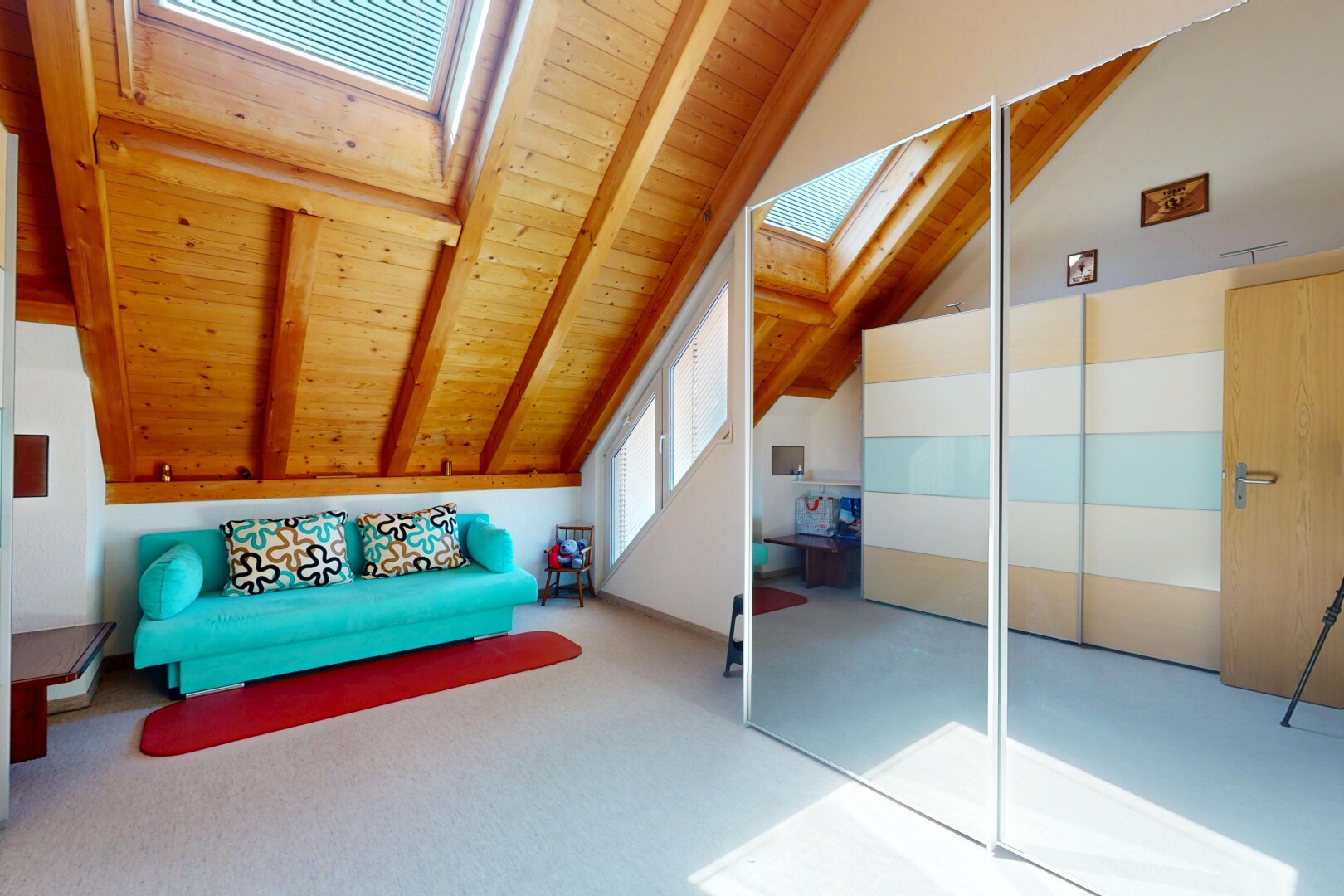 chambre avec pièce supplémentaire, puits de lumière, plafond en bois, wood ceiling, et plafond à poutres
