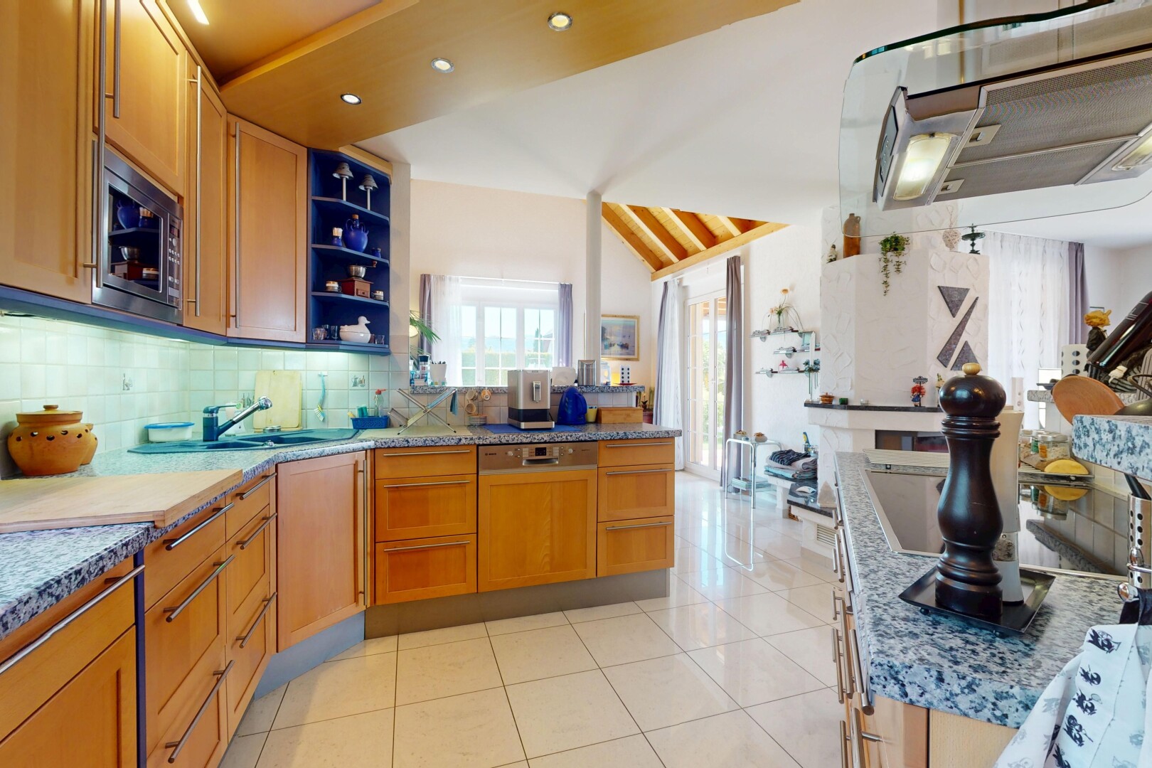 cuisine avec micro-ondes, lave-vaisselle, lumière naturelle, natural light, et inside property