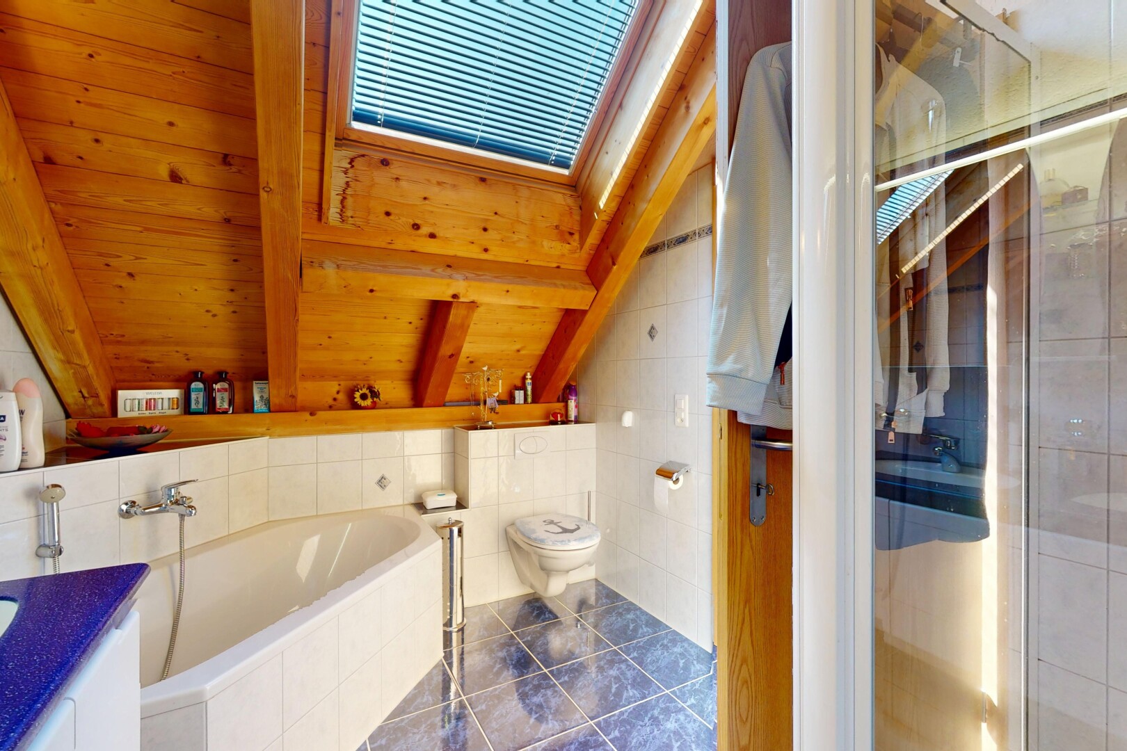 salle de bains avec salle de bain complète, lavabo (ou coiffeuse selon le contexte), inside property, douche, et toilette