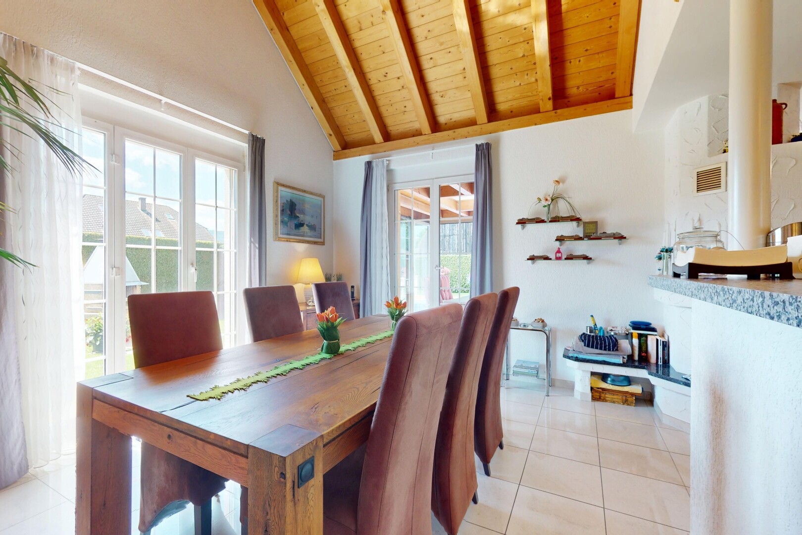 salle à manger avec plafond en bois, wood ceiling, lumière naturelle, natural light, et plafond à poutres