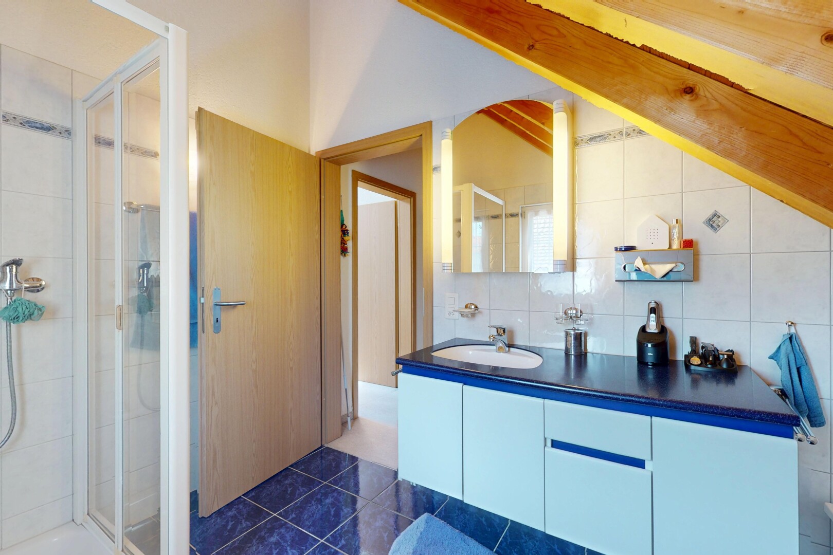 salle de bains avec évier, douche, lavabo (ou coiffeuse selon le contexte), inside property, et salle de bain complète