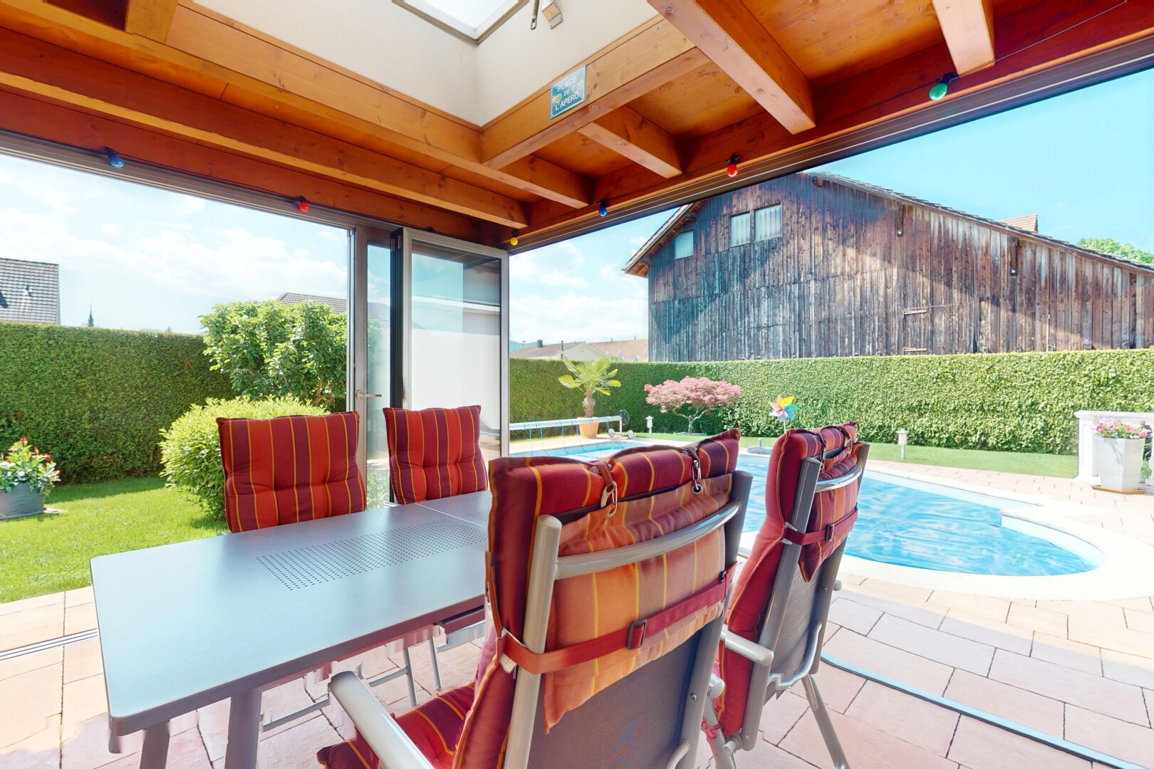 terrasse avec terrasse, coin repas extérieur, from property, piscine, et day time