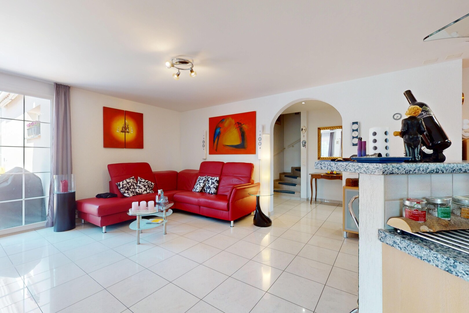 salon avec passages en arc, sol en carrelage, tile floor, lumière naturelle, et natural light