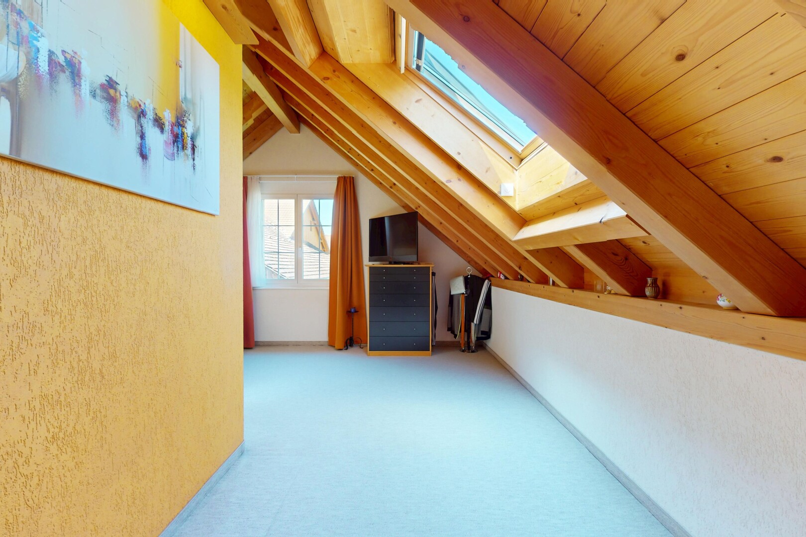 couloir avec télévision, inside property, plafond bas, low ceiling, et plafond voûté