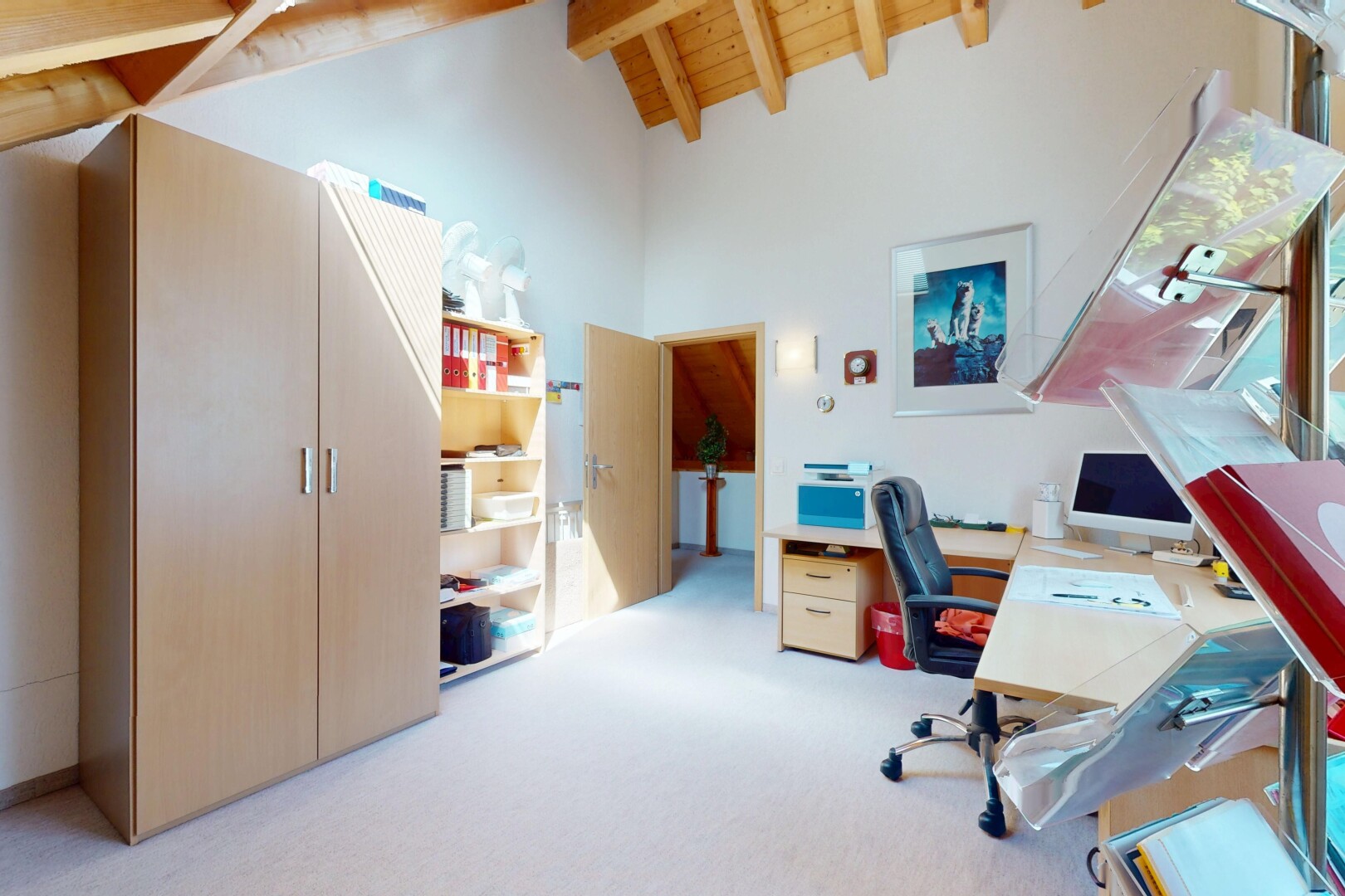 bureau avec plafond voûté, vaulted ceiling, inside property, plafond à poutres, et beamed ceiling