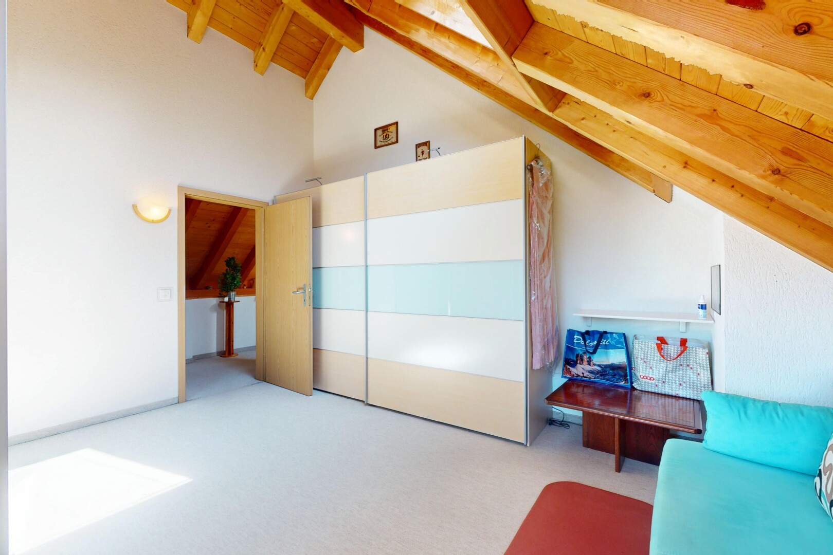 salon avec inside property, plafond voûté, vaulted ceiling, plafond à poutres, et beamed ceiling