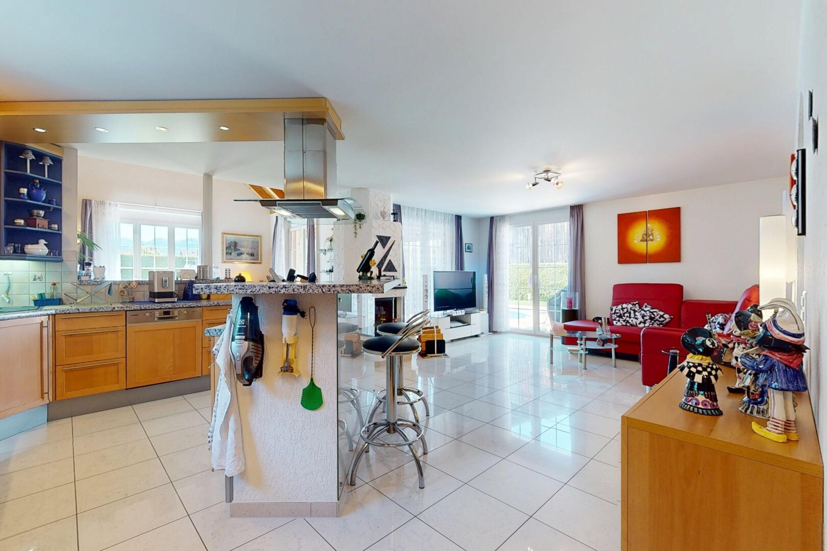cuisine avec ouvert sur l'espace de vie, télévision, inside property, lumière naturelle, et natural light