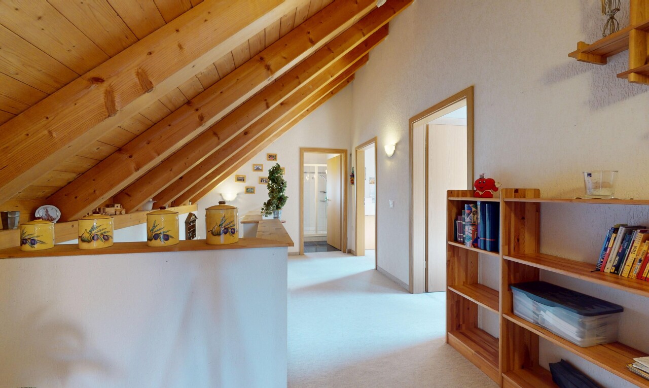 couloir avec plafond voûté, vaulted ceiling, inside property, moquette, et carpet
