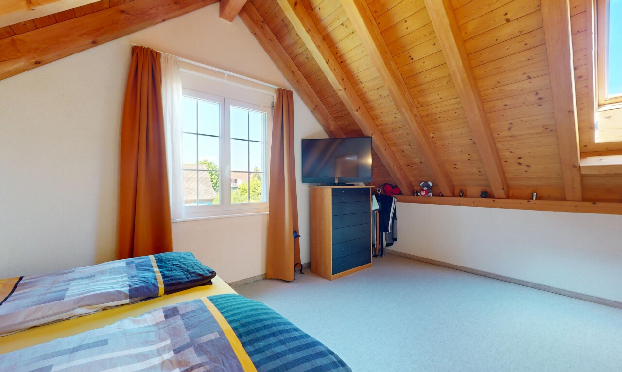 chambre avec télévision, inside property, plafond voûté, vaulted ceiling, et cloison sèche