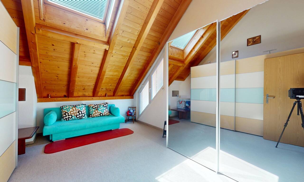 chambre avec pièce supplémentaire, puits de lumière, plafond en bois, wood ceiling, et plafond à poutres
